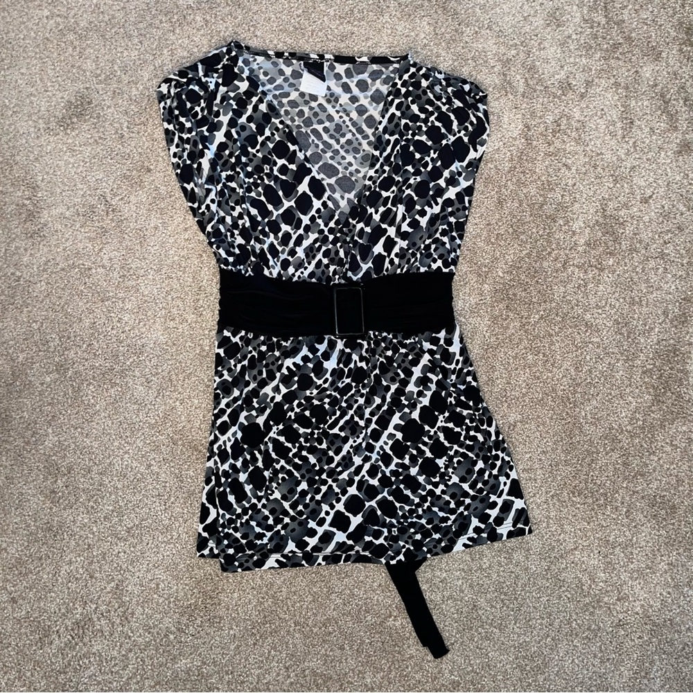 Wrapped Styke  Black and White‎ Asymmetrical Cap Sleeve Blouse